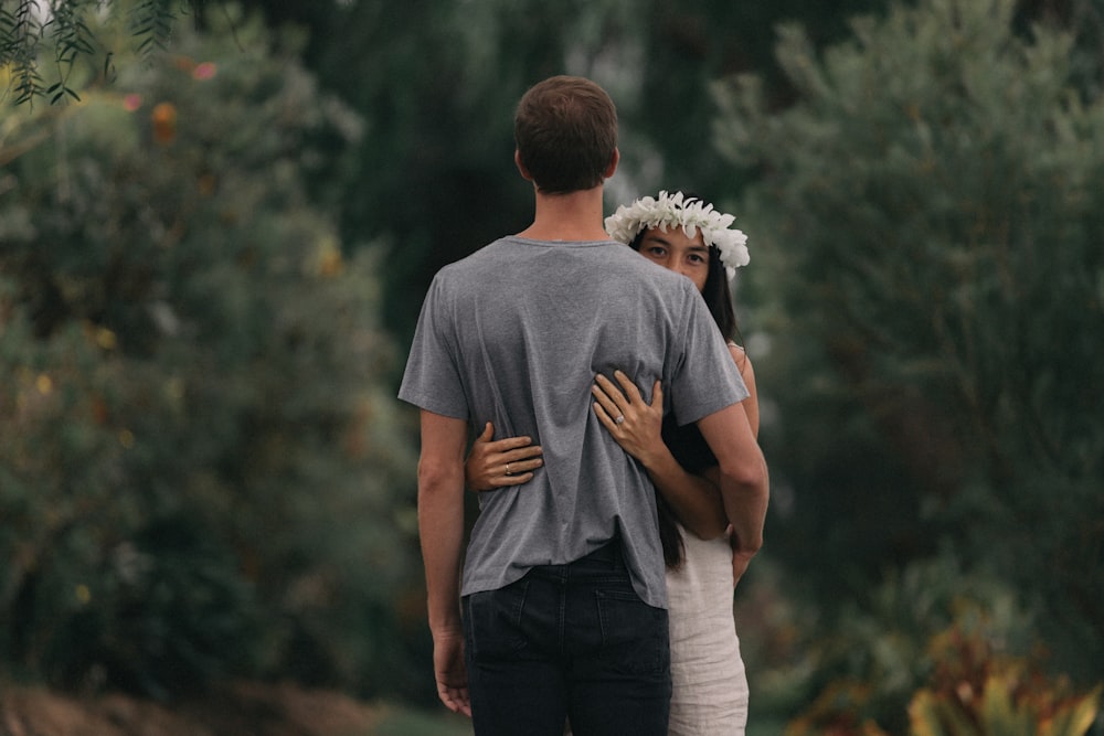 植物の近くで抱き合う男女