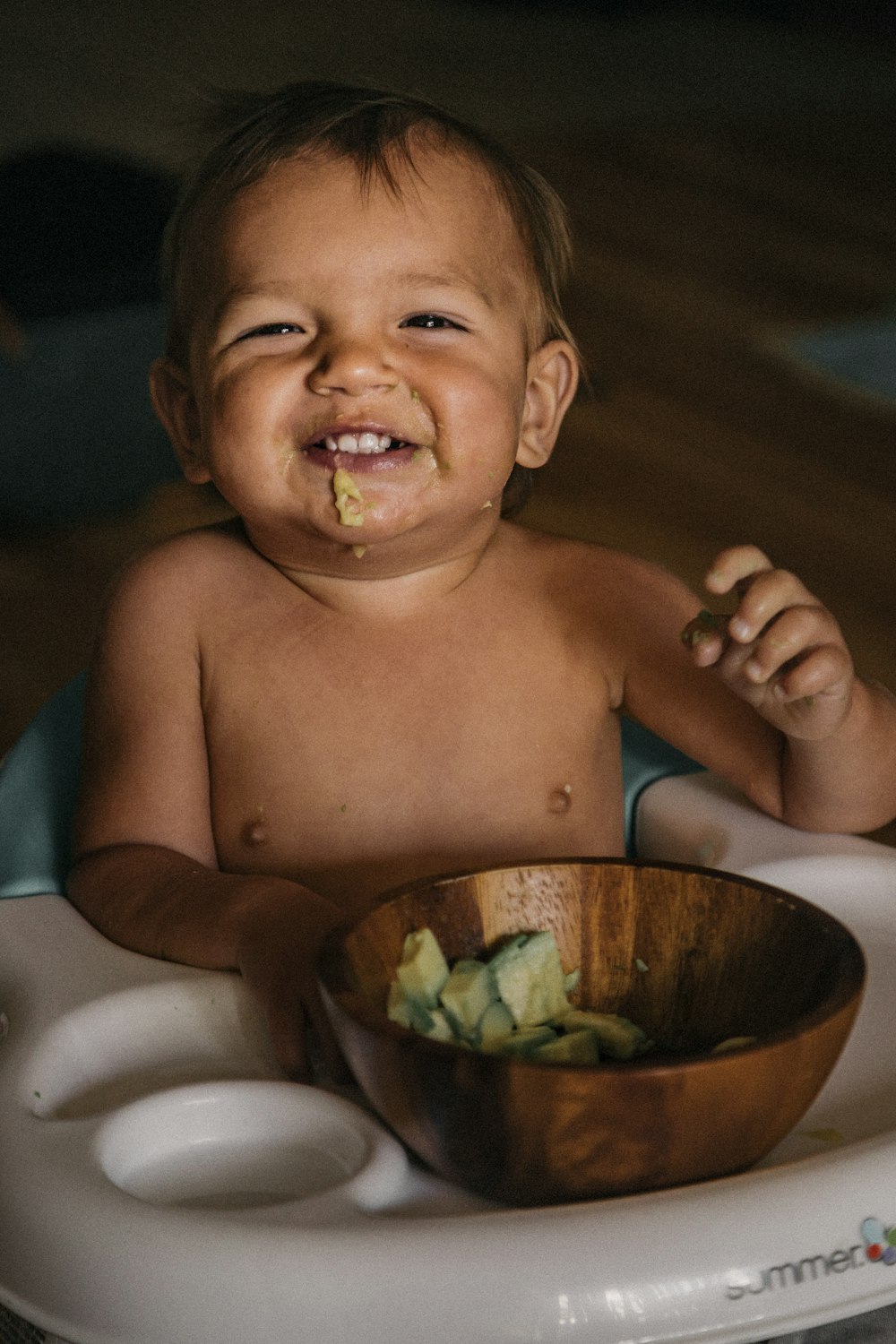 niño pequeño comiendo verduras en un tazón