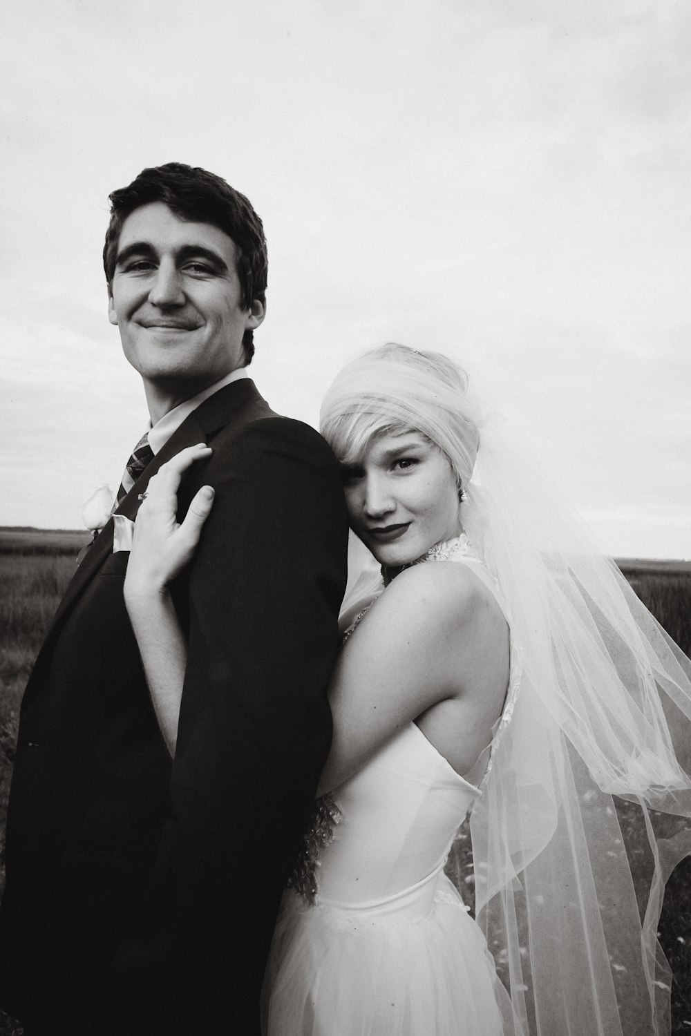 Foto en escala de grises de pareja recién casada