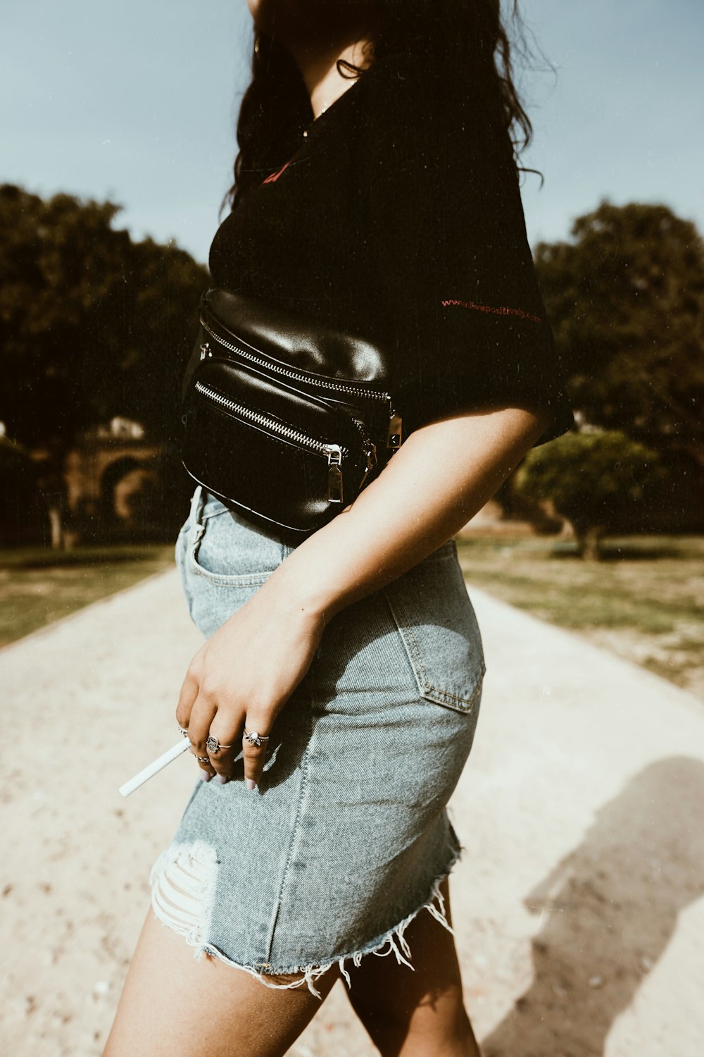 Mujer con bolso bandolera de cuero marrón