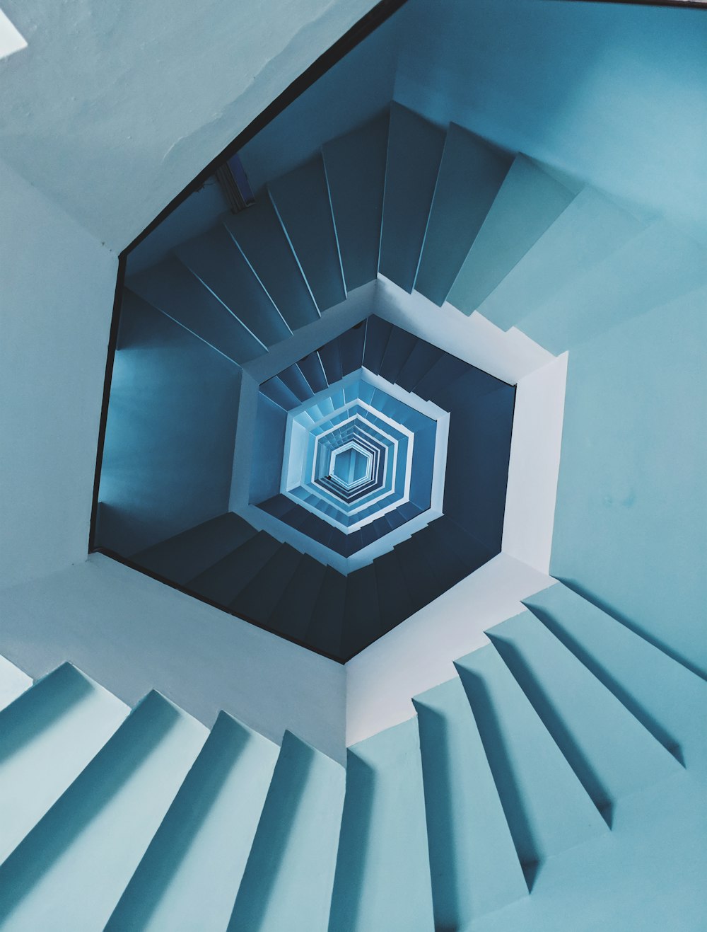 Escada em espiral azul
