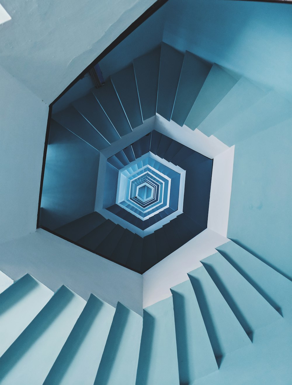 escalera de caracol azul