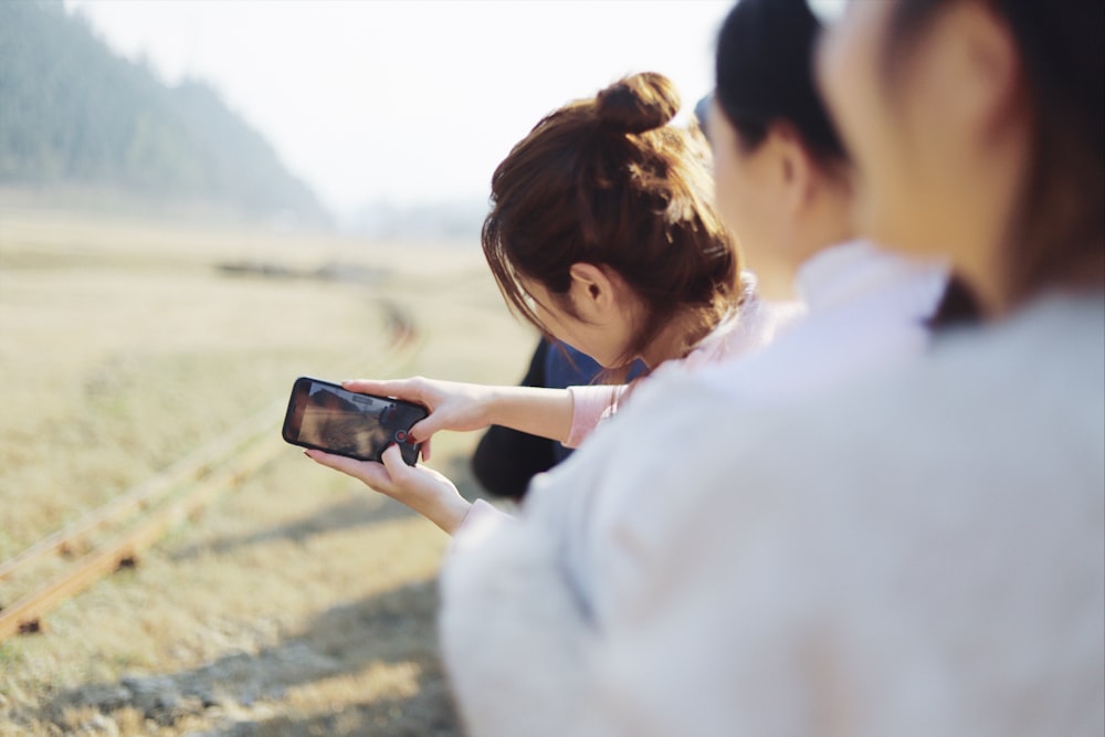 people taking groufie