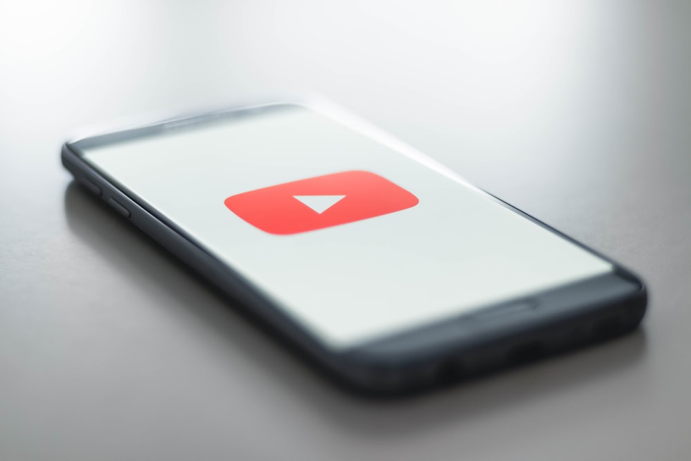 YouTubeのロゴが付いた携帯電話のクローズアップ