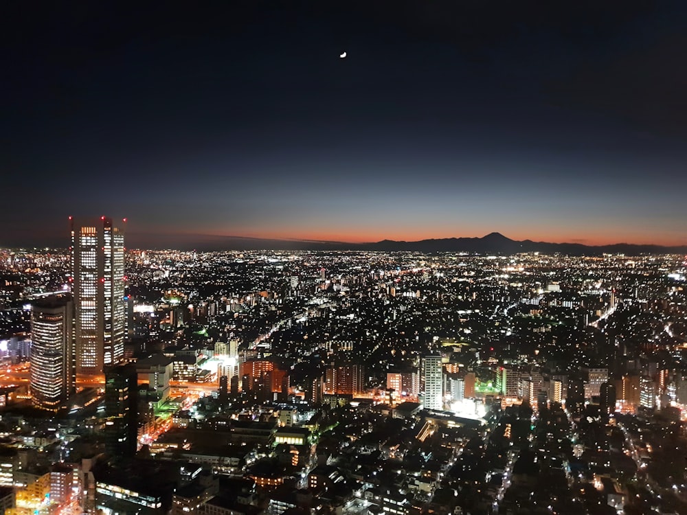 Photographie aérienne du paysage urbain pendant la nuit