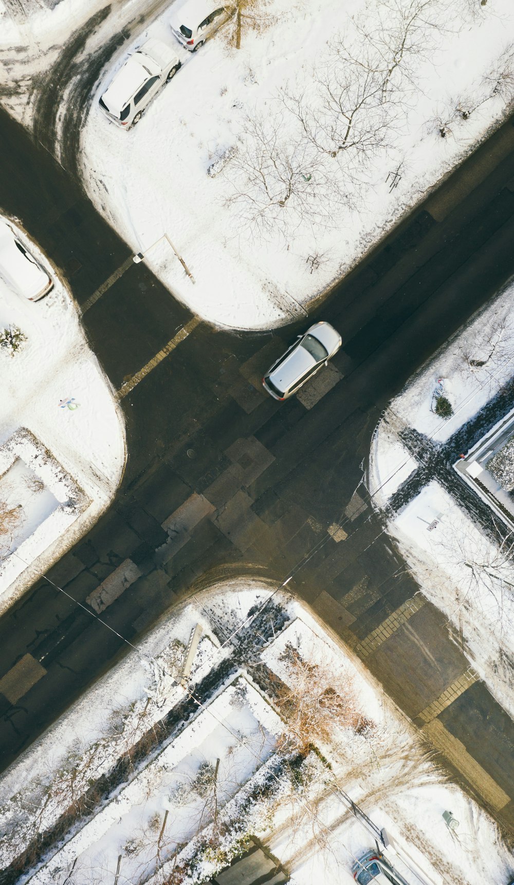 Fotografía aérea de un coche blanco al cruzar