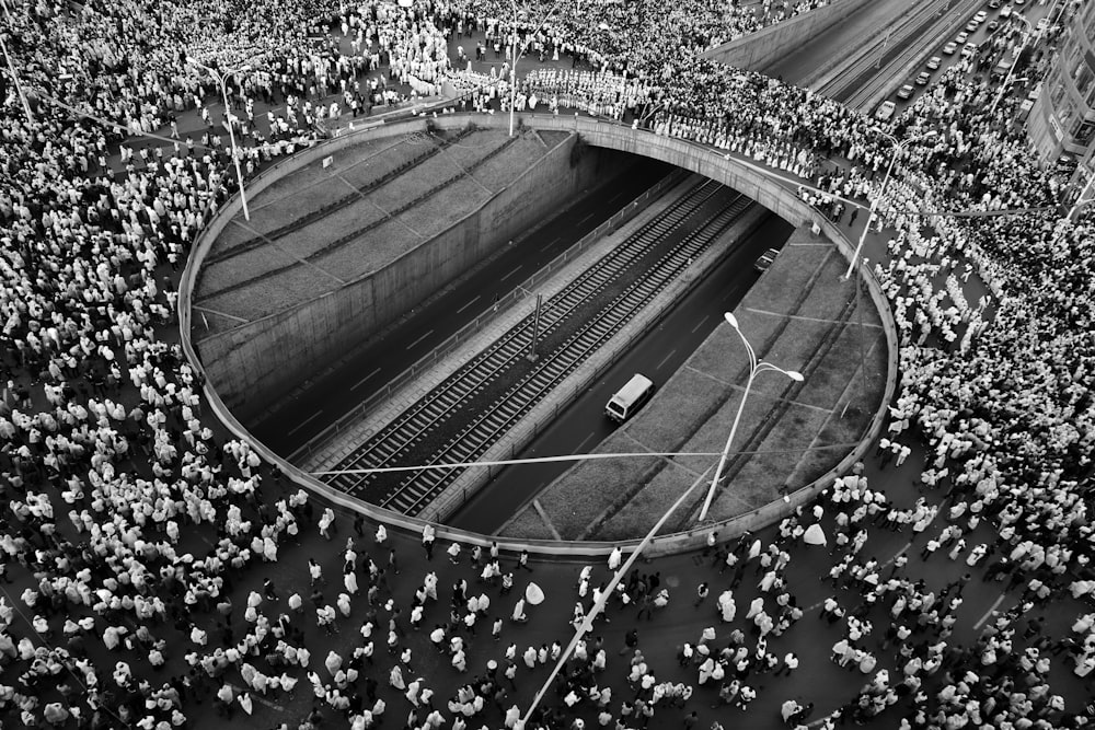 路上の人々の航空写真