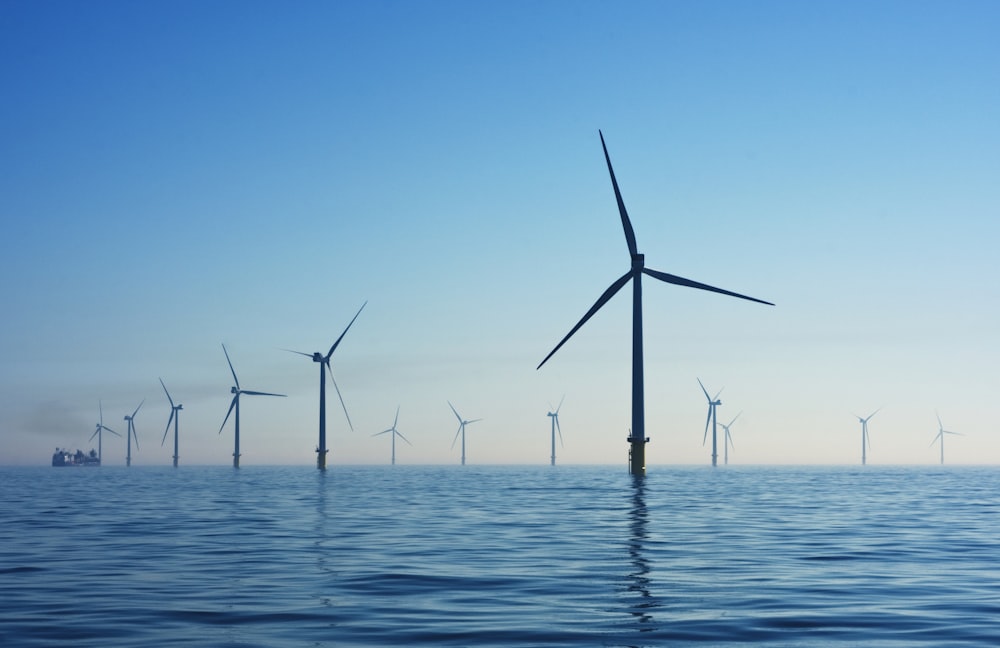 Molino de viento eléctrico blanco