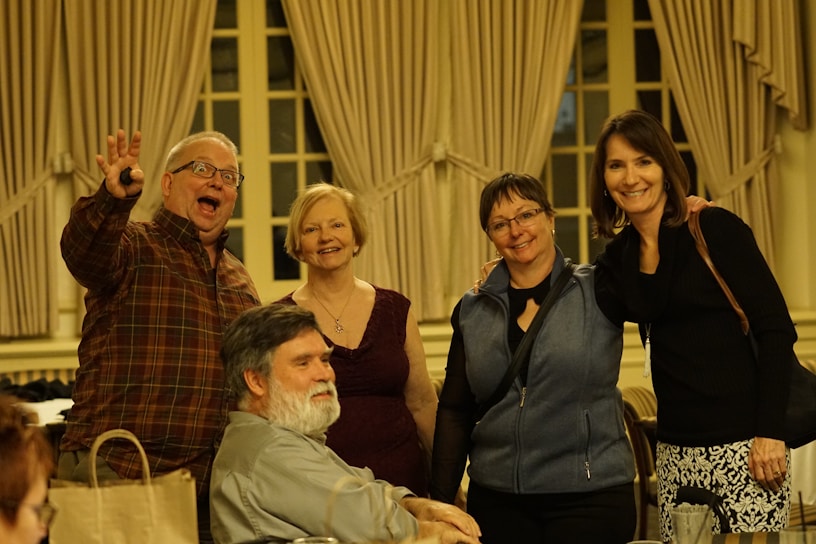 A warm group photo of the Centro Villa Fénix team smiling together in a bright, welcoming therapy room.