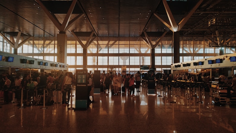 passageiros fazendo check in em aeroporto