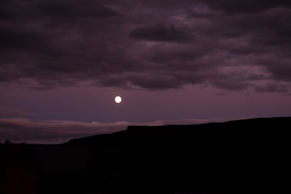 luna bajo las nubes durante la noche