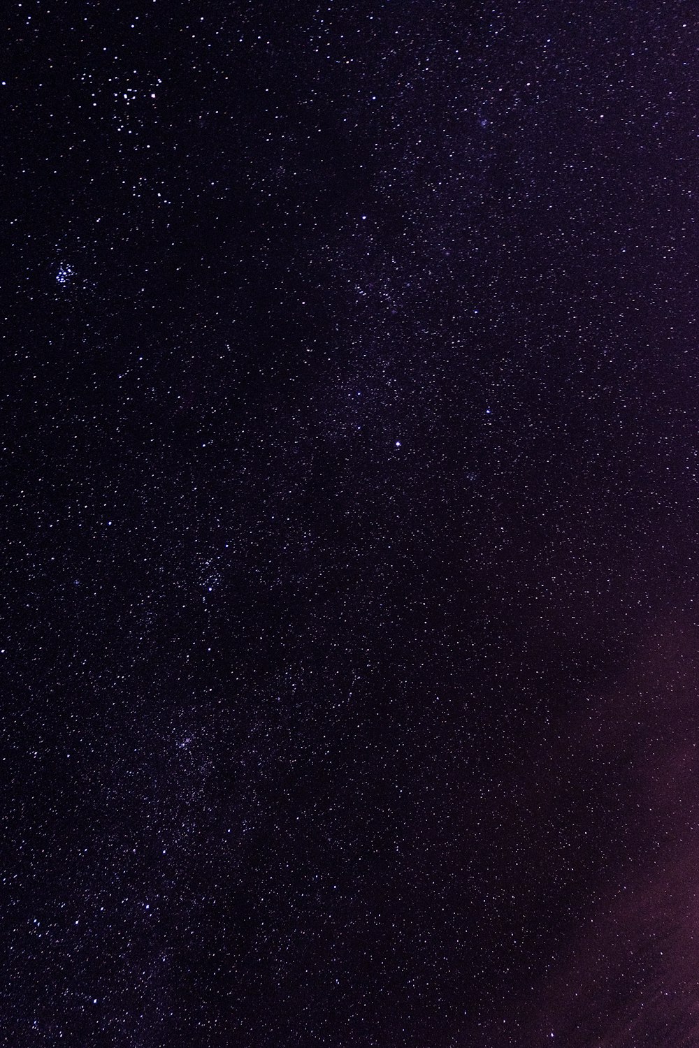 El cielo nocturno está lleno de estrellas y nubes