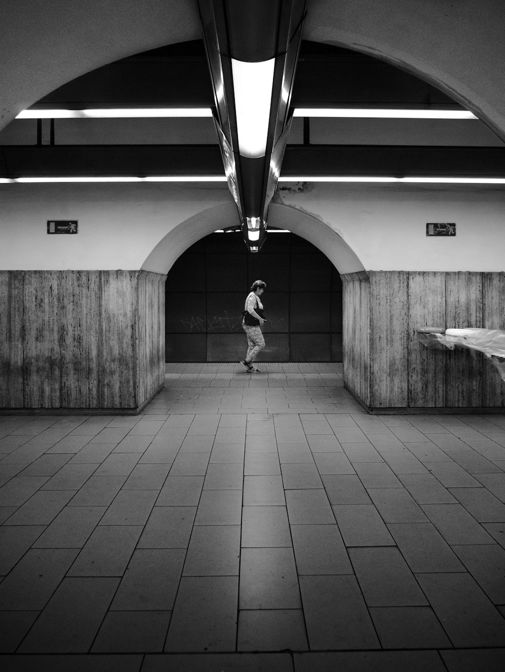 Fotografía en escala de grises del hombre dentro de un edificio