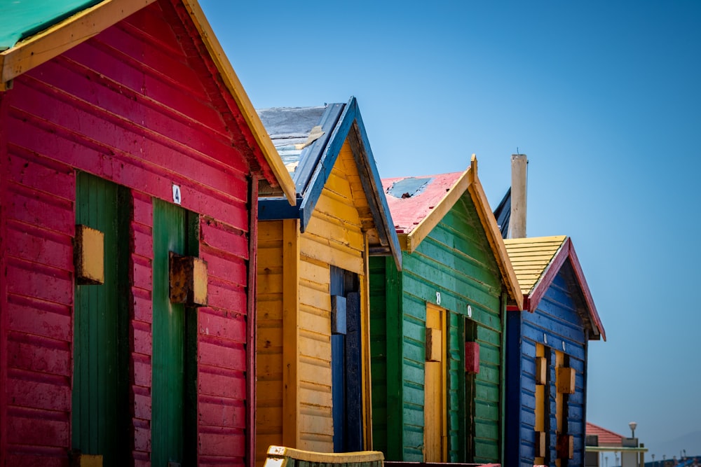 Vier Holzhäuser in verschiedenen Farben