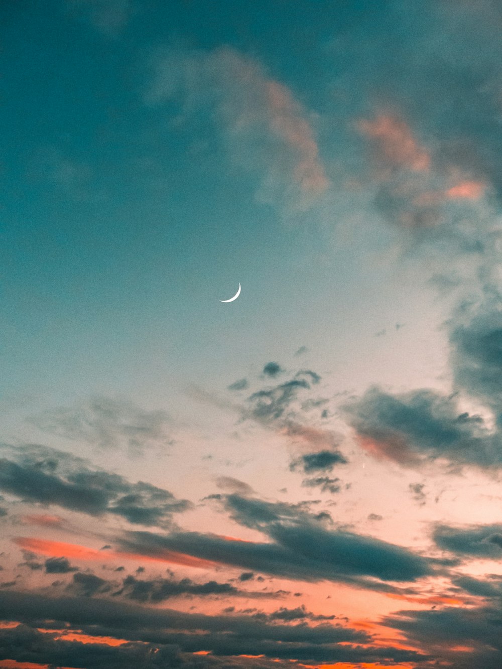 Cielos verdes y anaranjados