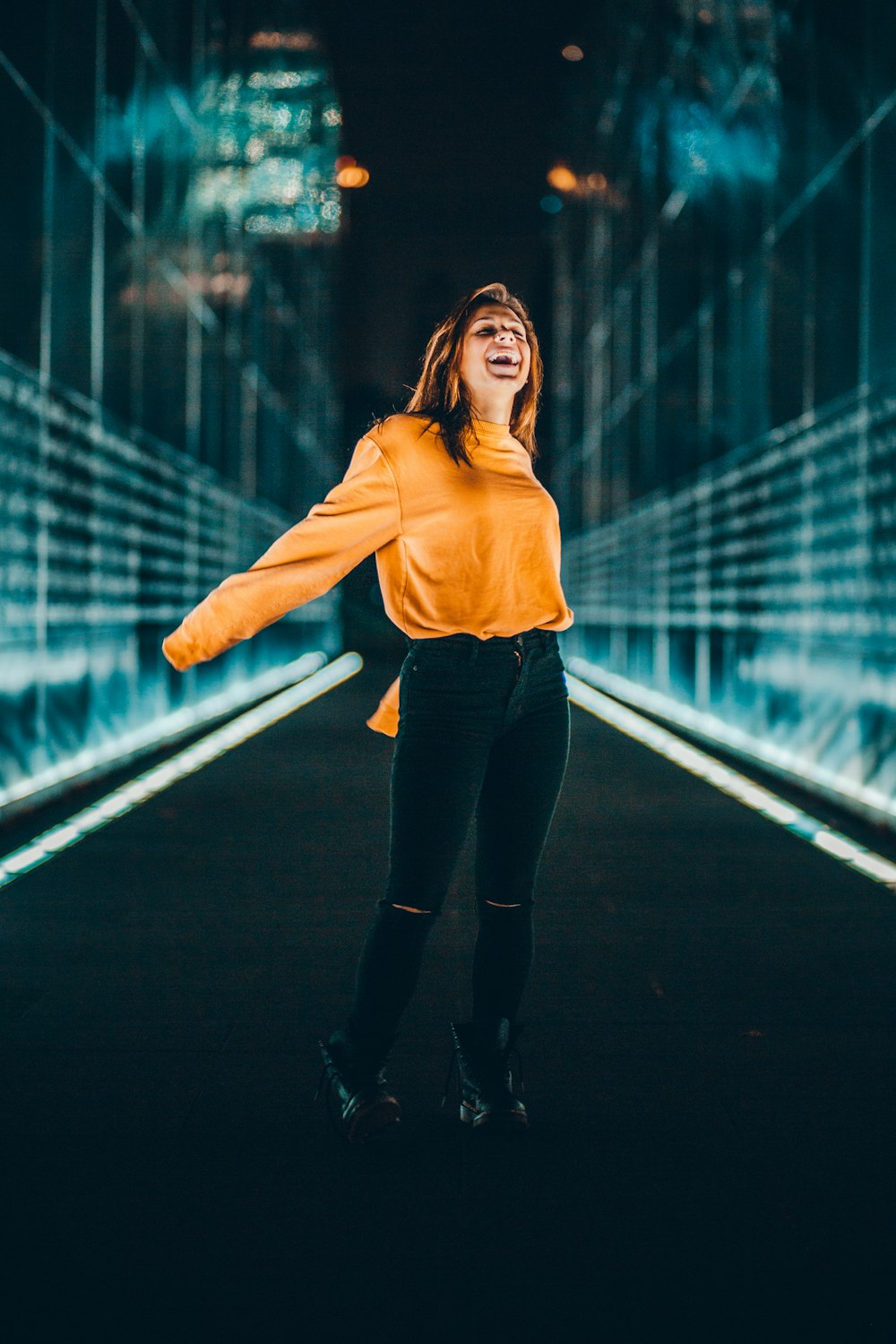 Mujer con sudadera naranja