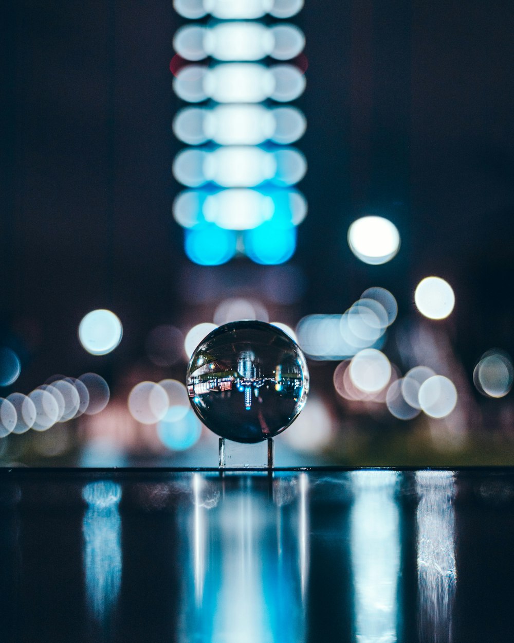 une boule de verre posée sur une table