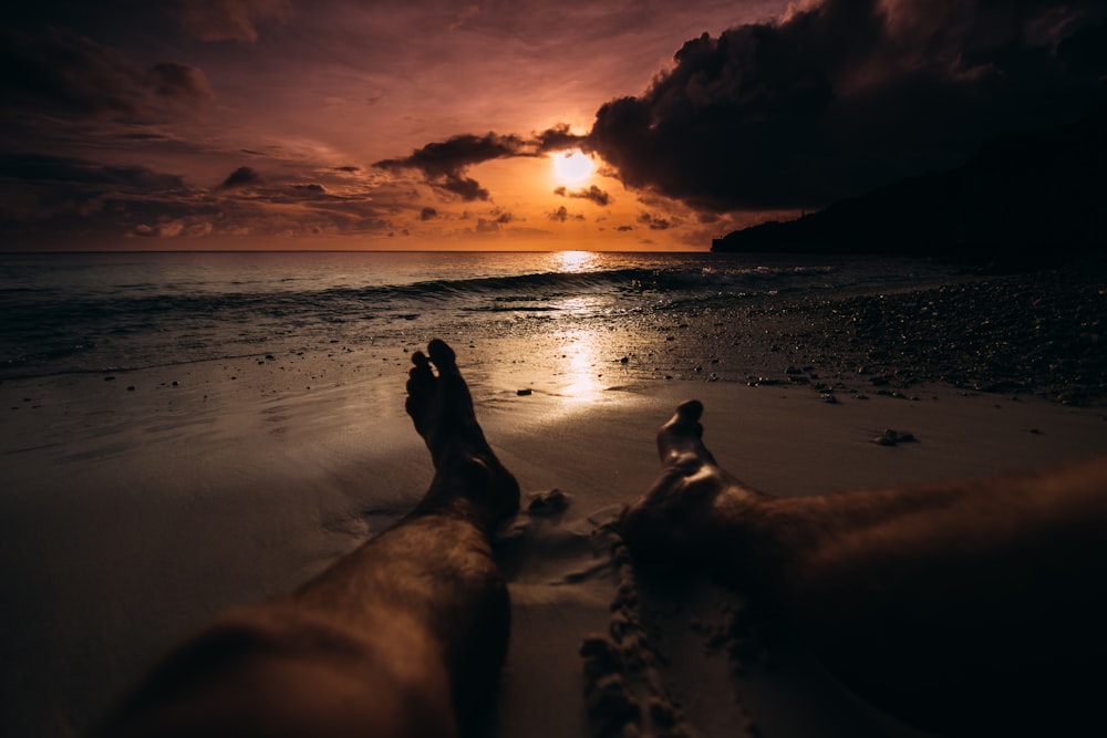해변 모래에 누워있는 사람
