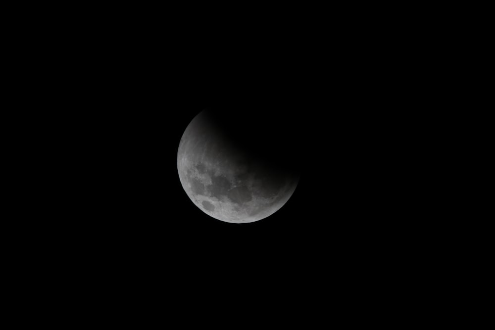 月のローアングル写真