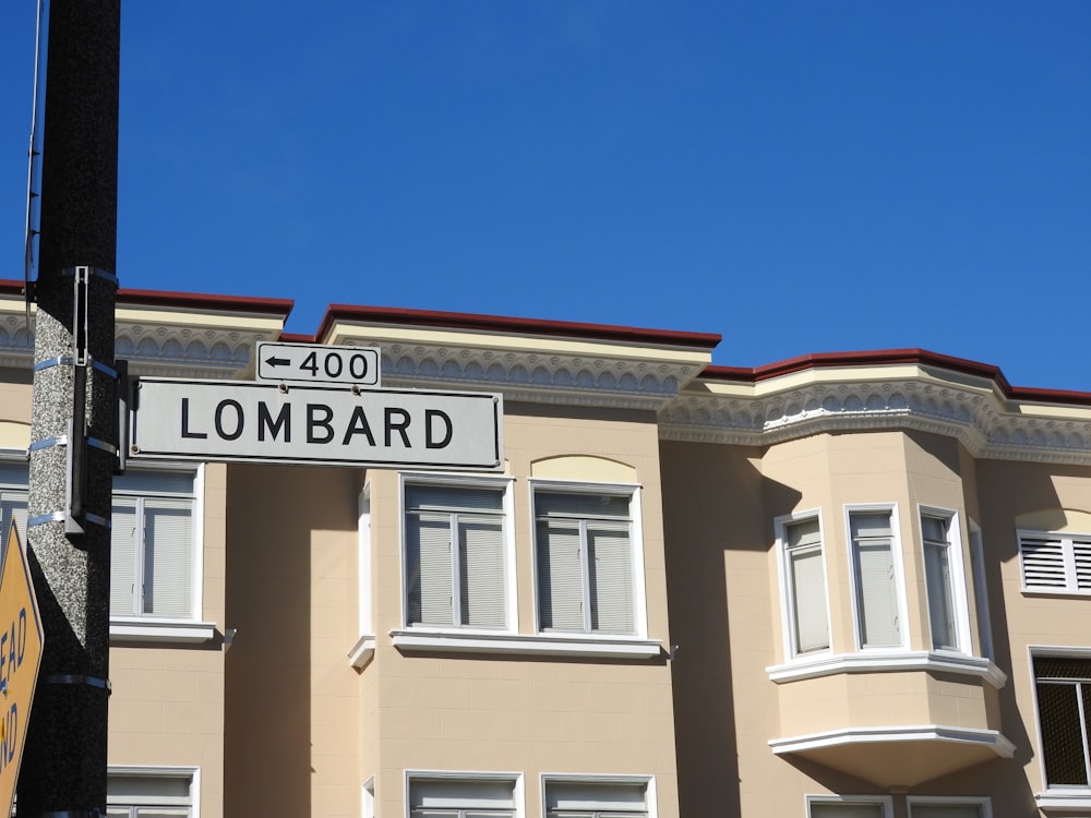 Edificio de hormigón lombardo beige durante el día