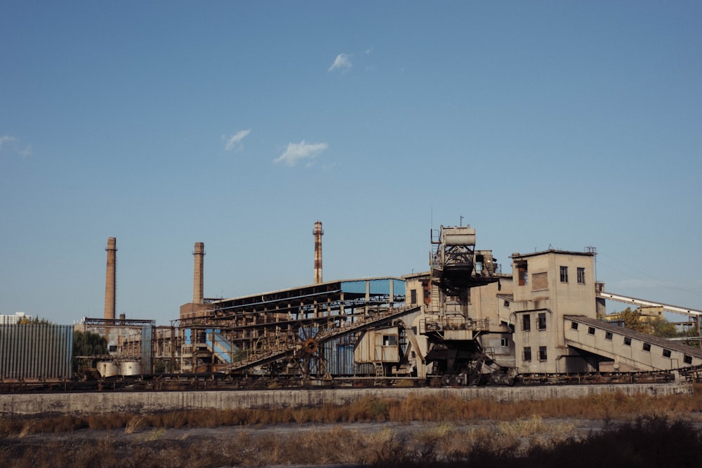 gray conveyor machine under blue sky during daytime