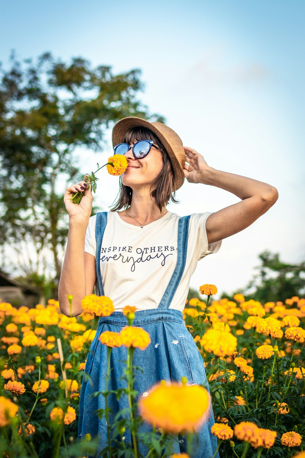 mulher cheirando flor