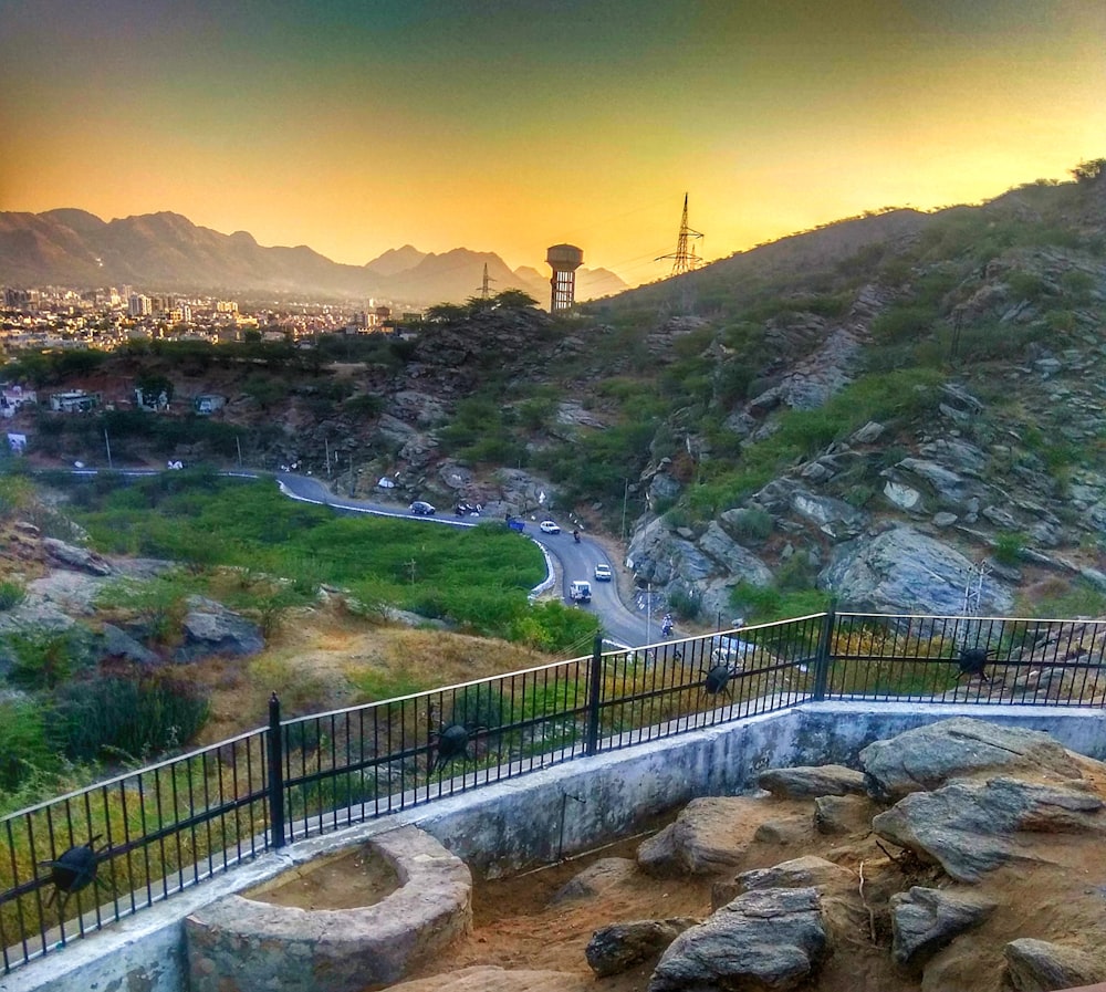 Diferentes vehículos en la carretera cerca de edificios