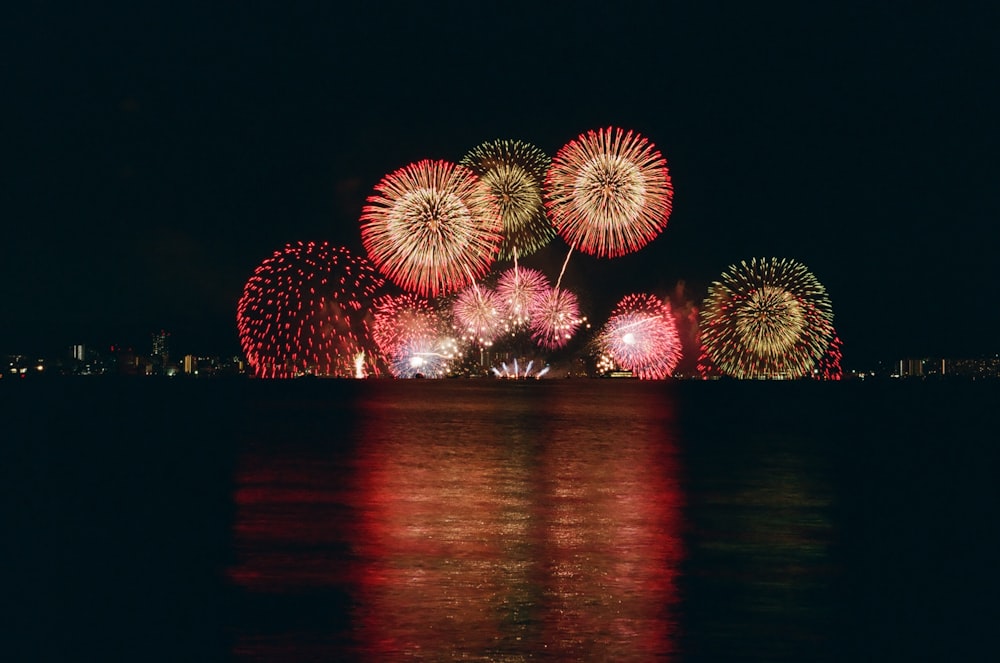 Fotografía de espejo de exhibición de fuegos artificiales