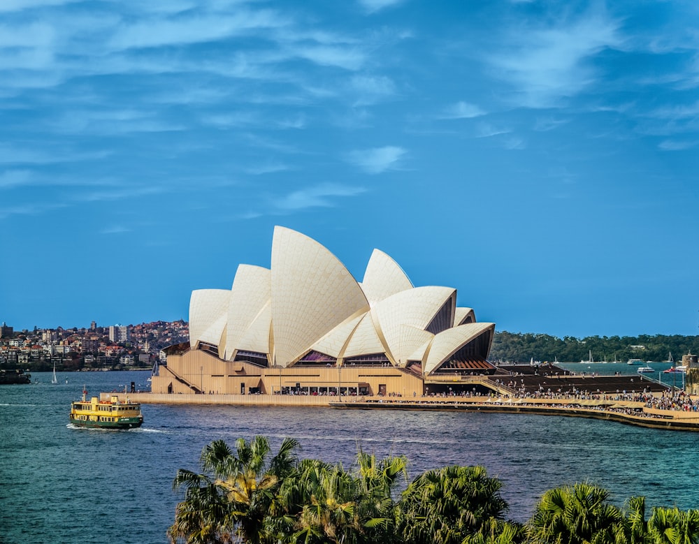 gelbes Boot in der Nähe der Sydney Opera, Australien tagsüber