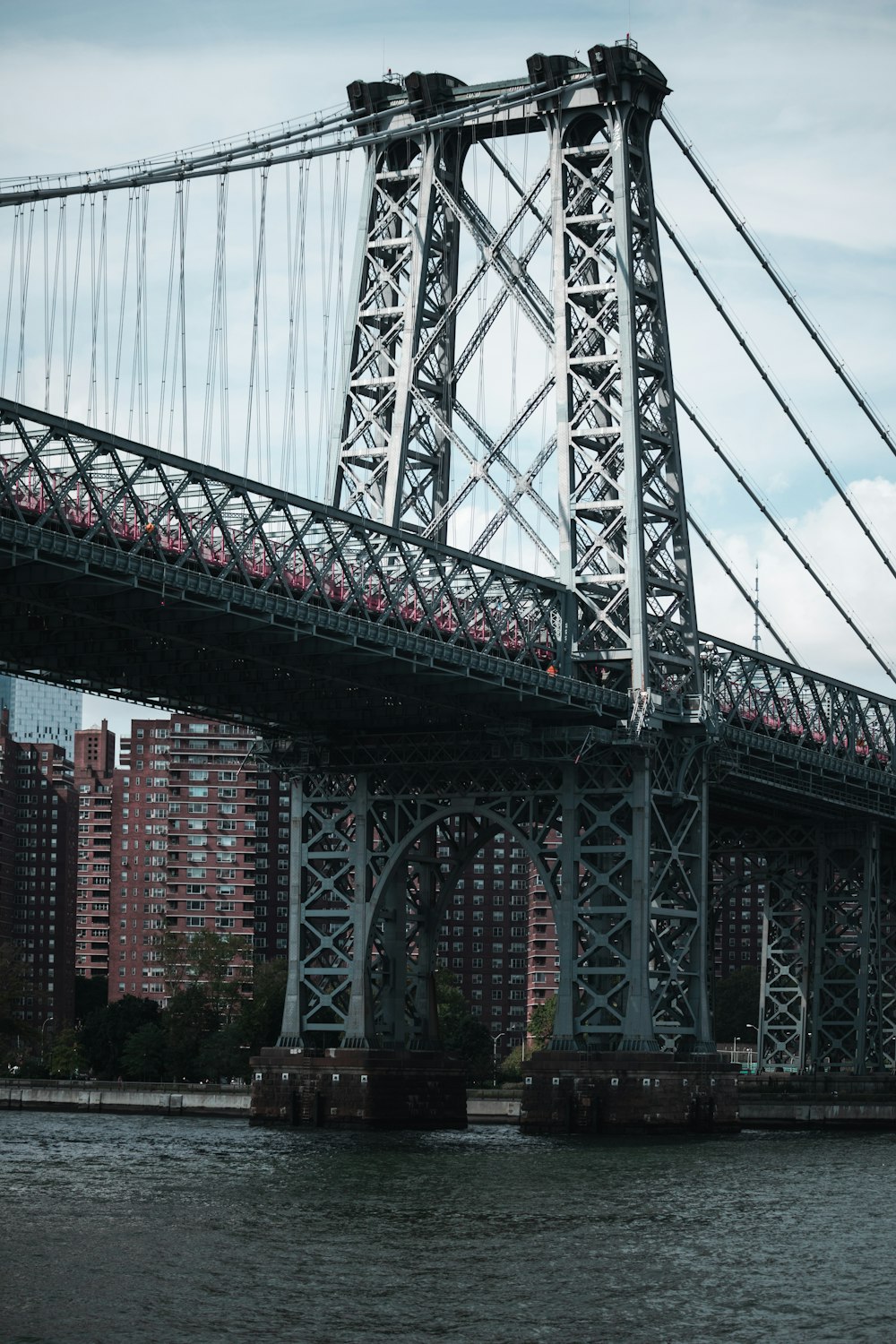 vista da ponte metálica cinzenta durante o dia