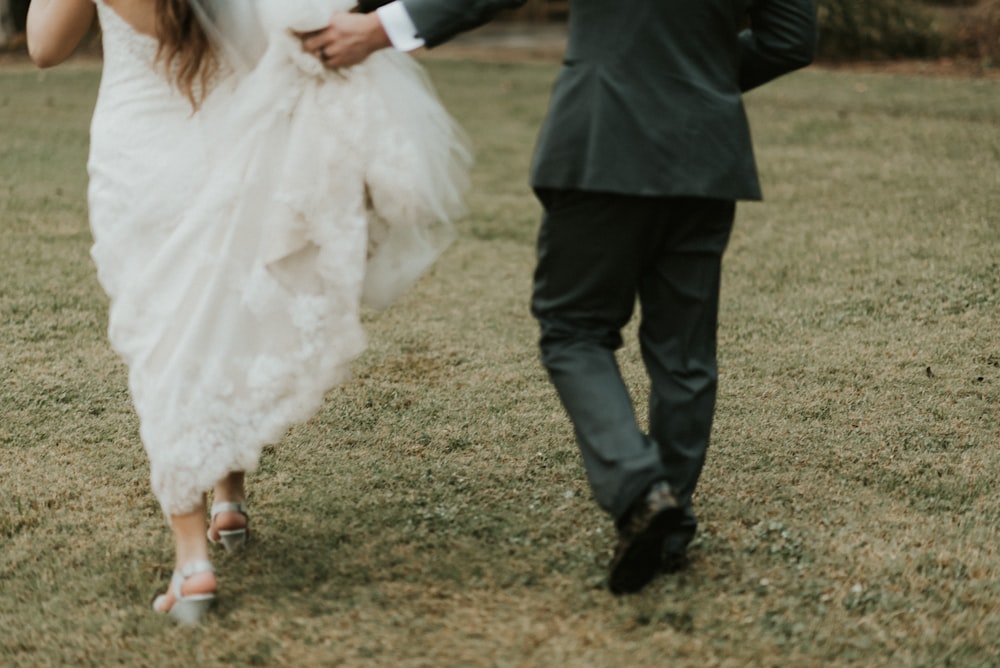 草原を歩く結婚カップル
