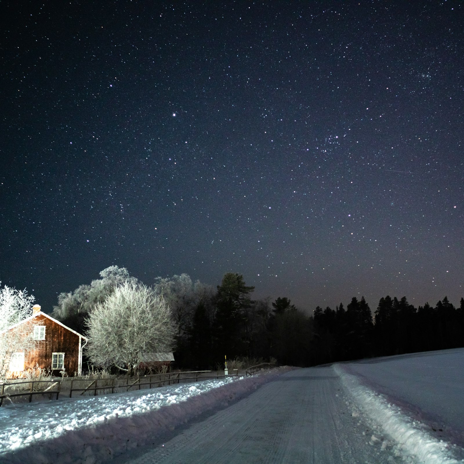 Canon EOS M50 (EOS Kiss M) + Canon EF-M 15-45mm F3.5-6.3 IS STM sample photo. Snowy road at night photography