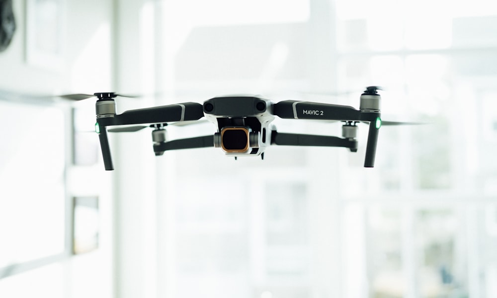 drone quadricoptère noir volant
