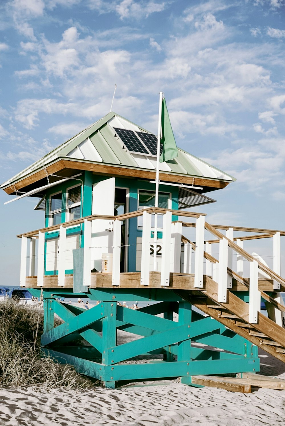 blue, white, and brown lifeguard shed under blue sky