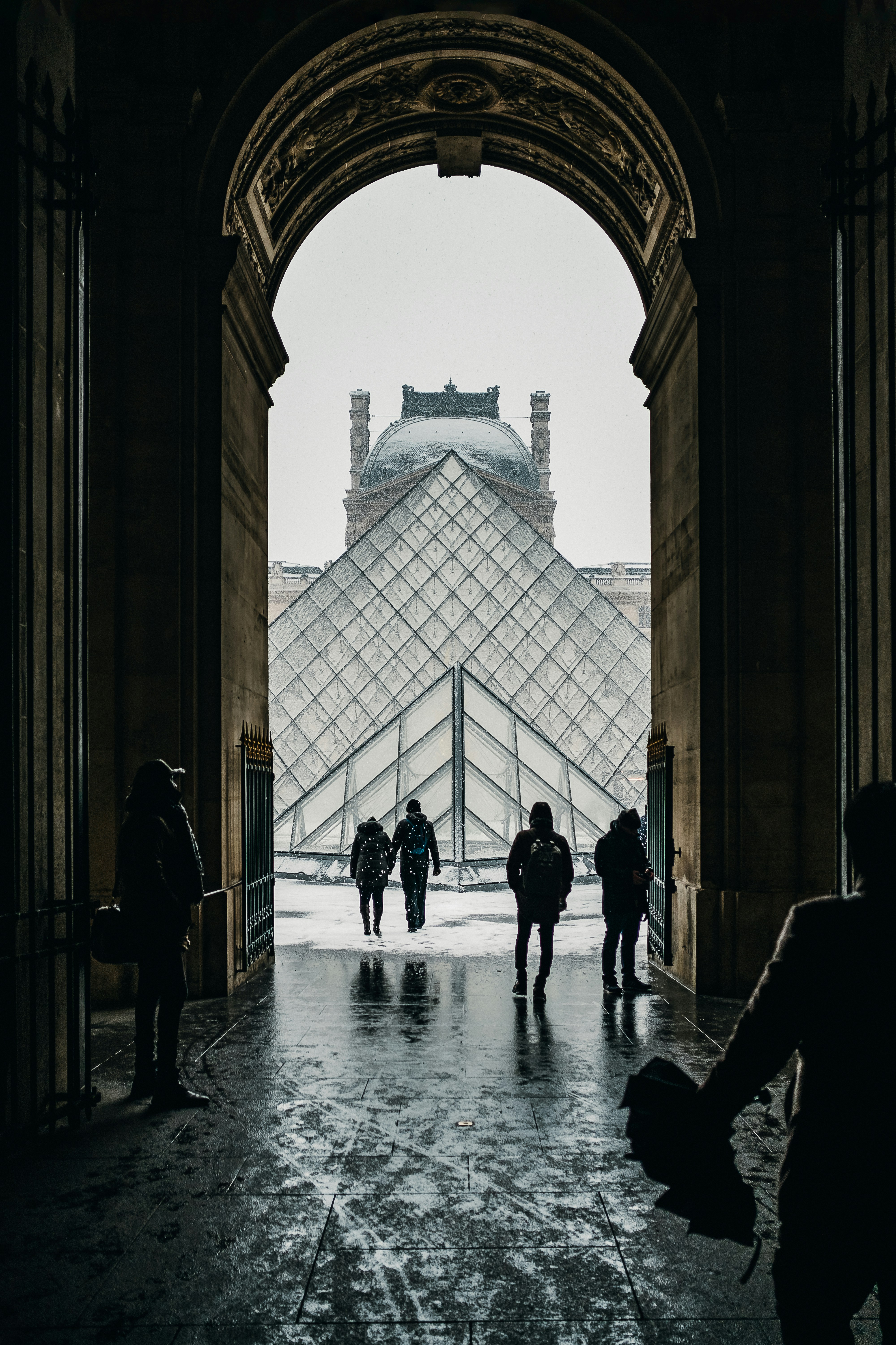 Gente caminando bajo el arco