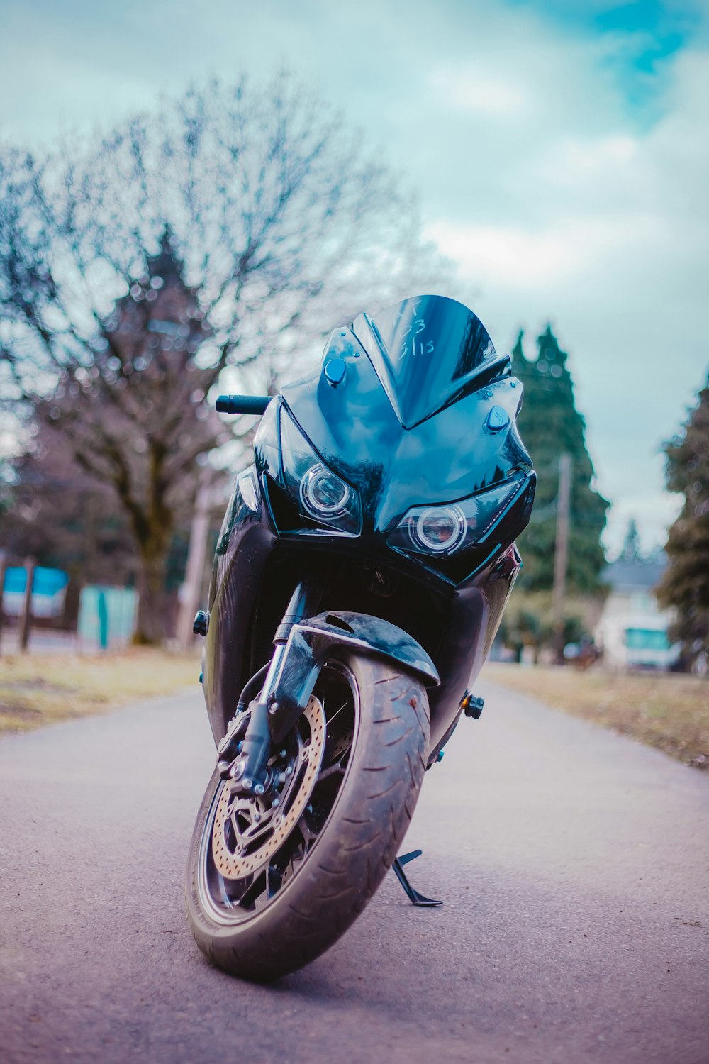 道路に駐車されたスポーツバイクのセレクティブフォーカス撮影