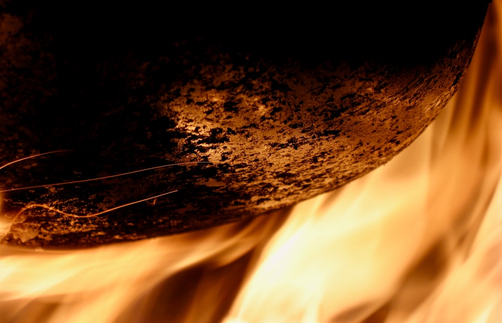 Un primer plano de un incendio con llamas saliendo de él