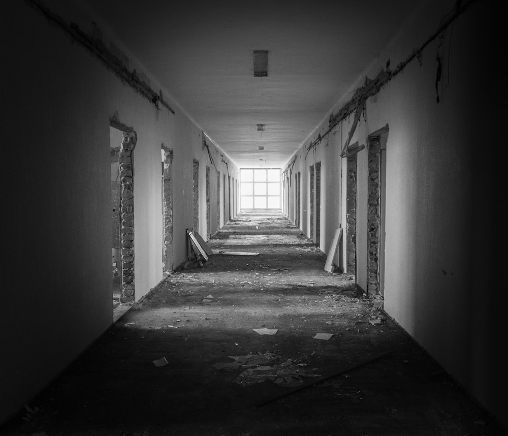Photographie en niveaux de gris d’un bâtiment abandonné