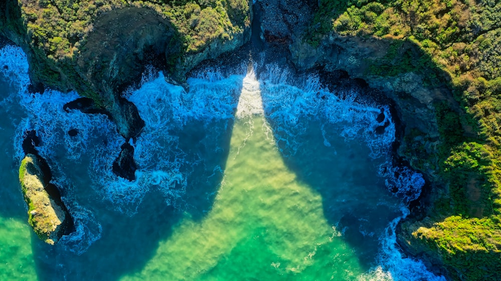 Fotografía aérea de un cuerpo de agua