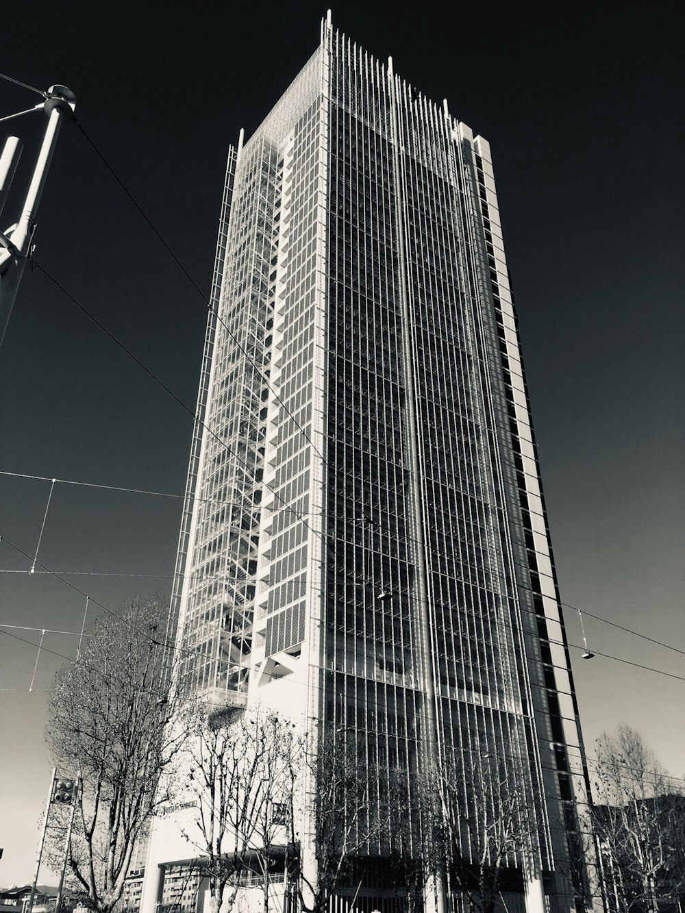 gray high-rise building