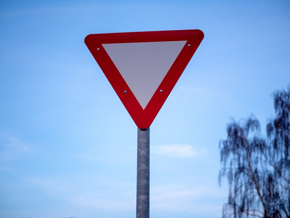 Señalización de calles triangulares blancas y rojas