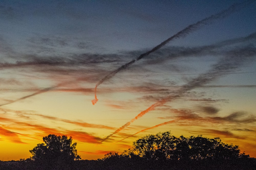 Jet echa humo en el cielo