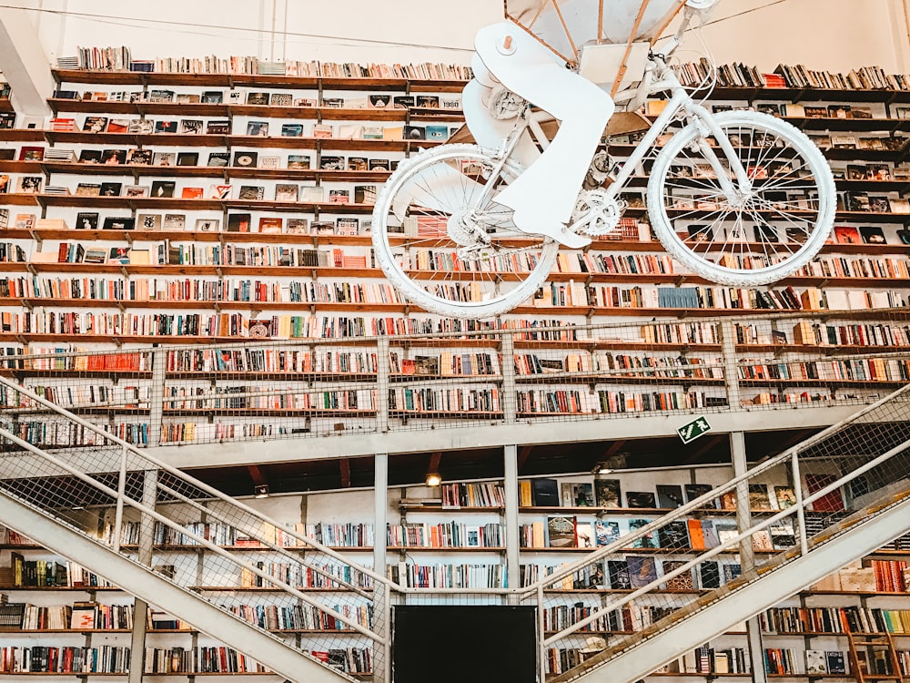 Biblioteca con bicicleta colgada en el interior