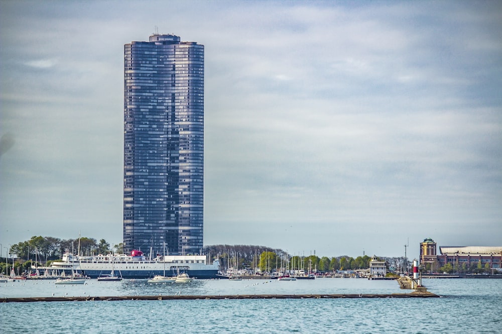 Immeuble de grande hauteur bleu sous ciel bleu