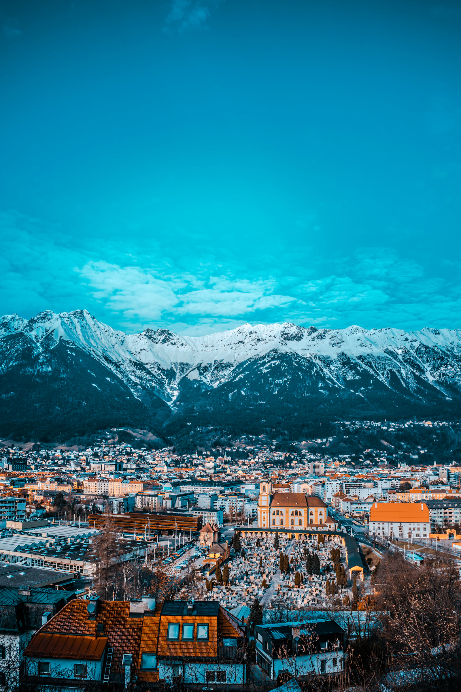 Innsbruck mit schneebedeckten Bergen im Hintergrund