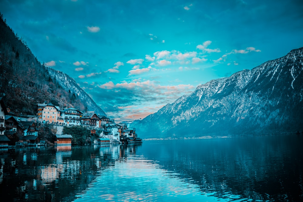 Edificios blancos y grises junto al cuerpo de agua