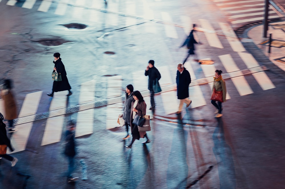 persone che attraversano la corsia pedonale di notte