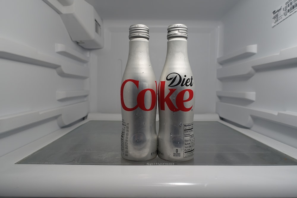 due bottiglie di bibite dietetiche Coca-Cola