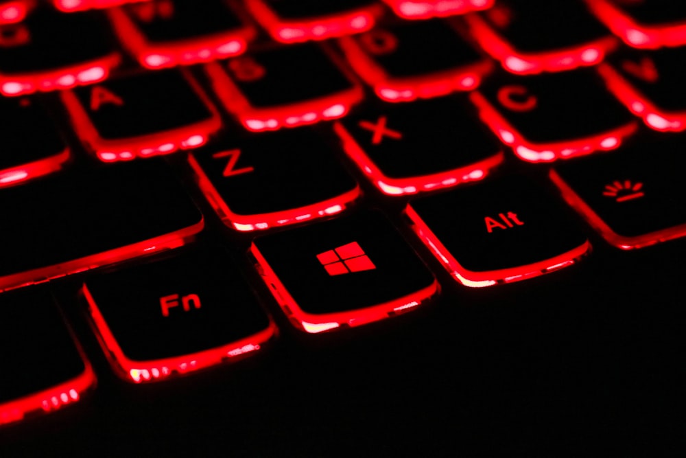 검은 색과 빨간색 노트북 키보드