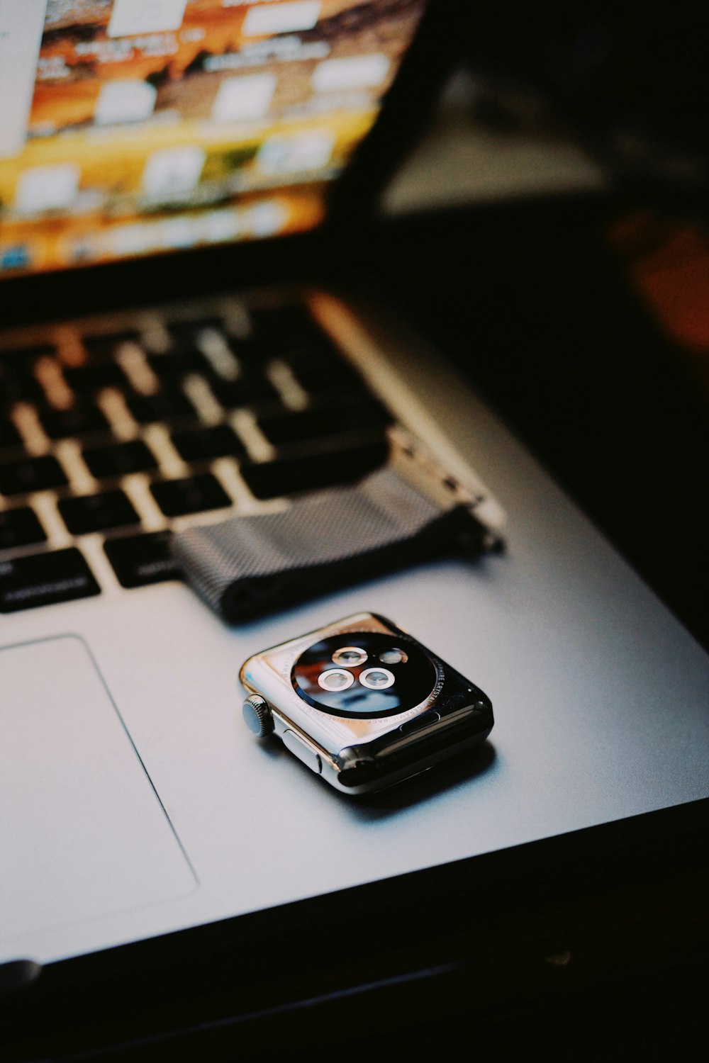 relógio Apple prateado no MacBook Pro
